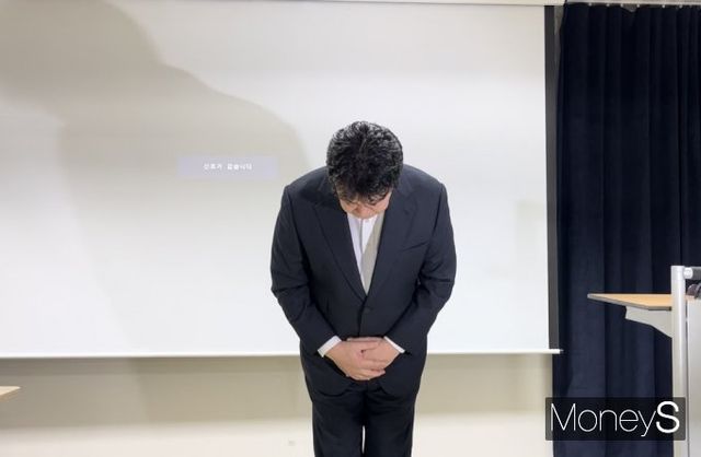 백종원 더본코리아 대표가 주주들에게 사과했다. 백 대표가 28일 오전 서울 강남구 더본코리아 주주총회 이후 기자들과 만나 고개를 숙이고 있다. /사진=김서현 기자