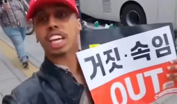 미국인 유튜버 조니 소말리가 이번에는 태극기부대 시위 현장을 찾았다. 사진은 윤석열 대통령 탄핵 반대 집회에 등장한 미국인 유튜버 조니 소말리의 모습. /사진=온라인 커뮤니티 캡처