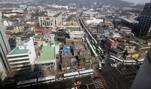 경찰이 윤석열 대통령 탄핵심판 선고 당일에 안국역과 광화문 광장 완충지대를 설정한다. 사진은 지난 23일 서울 종로구 헌법재판소 일대에 경찰 차벽이 둘려있는 모습. /사진=뉴스1