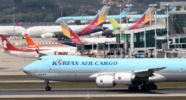 올 하계기간 국제선 246개 하늘길에서 주 4783회 여객기가 뜬다. 사진은 인천국제공항에서 이륙 대기 중인 여객기. /사진=뉴시스