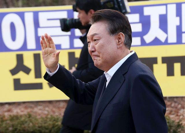 여론조사에서 윤석열 대통령 탄핵에 대해 찬성 60%, 반대 34%가 나왔다. 사진은 지난 8일 석방된 윤 대통령이 경기 의왕시 서울구치소 앞에서 지지자들에게 인사하는 모습. /사진=뉴시스