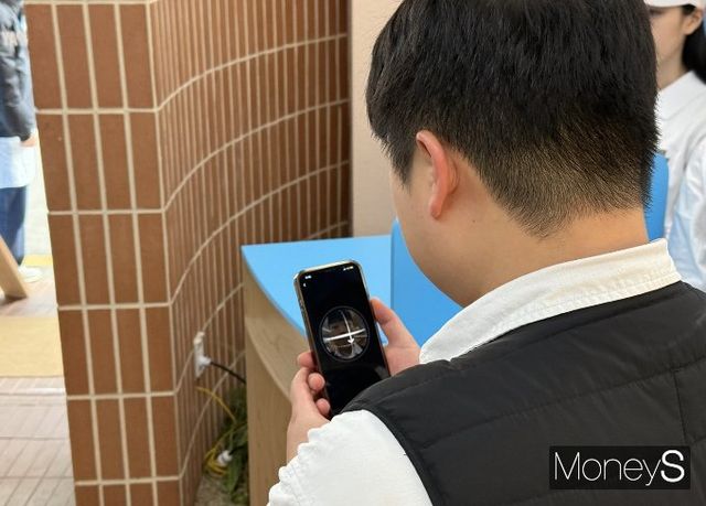 토스가 얼굴 결제 시스템인 페이스페이 팝업 스토어를 다음달 7일까지 진행한다. 사진은 페이스페이 얼굴을 등록 중인 기자의 모습. /사진=유찬우 기자