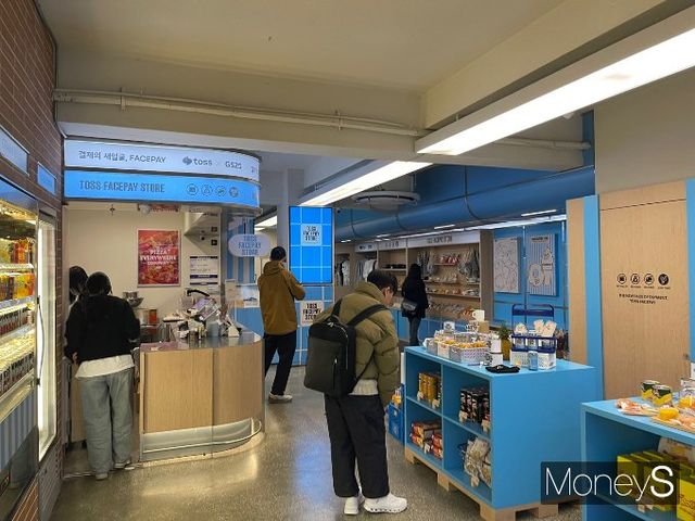 사진은 행사장 안에서 구매를 위해 물건을 살피는 시민들. /사진=유찬우 기자