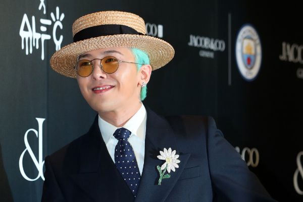 가수 지드래곤이 산불 피해 복구 지원을 위해 콘서트 수익금 3억원을 기부한다. 사진은 가수 지드래곤이 서울에서 열린 제이콥앤코 코리아 부티그 오픈 행사 포토콜에서 포즈를 취하는 모습. /사진=뉴시스