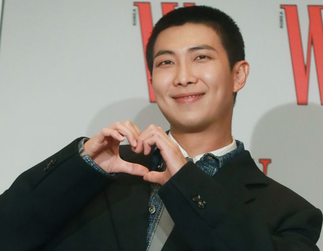 아이돌 그룹 방탄소년단(BTS) 멤버 RM이 산불 피해 복구를 위해 지원금 1억원을 기부해 화제다. 사진은 RM이 2023년 11월24일 서울 포시즌스호텔에서 진행된 제18회 유방암 인식 향상 캠페인 'W Korea'에 참석해 포즈를 취한 모습. /사진=스타뉴스