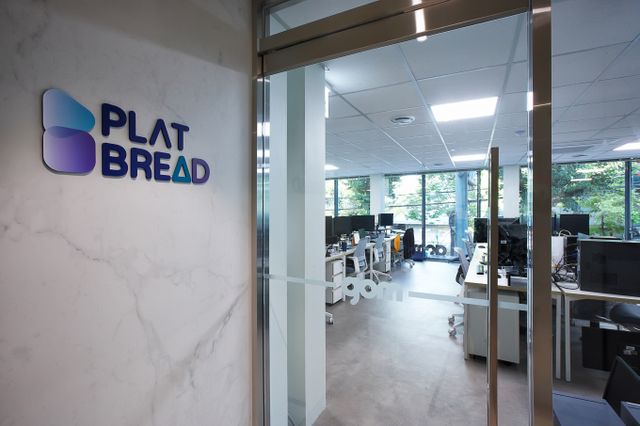 곰앤컴퍼니는 자회사 '플랫브레드'를 통한 옥외광고 공유 플랫폼을 운영하고 있다. 사진은 곰앤컴퍼니가 영상 공유 생태계를 확장하기 위해 설립한 '플랫브레드' 사옥 모습. /사진=곰앤컴퍼니 제공