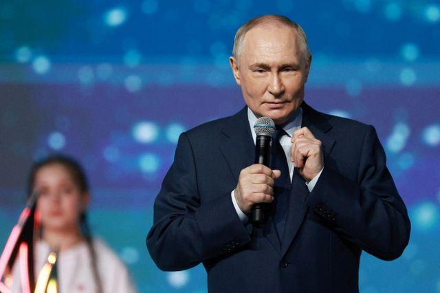 블라디미르 푸틴 러시아 대통령이 유엔에 우크라이나 임시 정부 수립 논의를 제안하며 대선을 압박했다. 사진은 푸틴 대통령이 지난 26일(현지시각) 러시아 모스크바에 있는 러시아 국립센터에 방문한 모습. /사진=로이터 