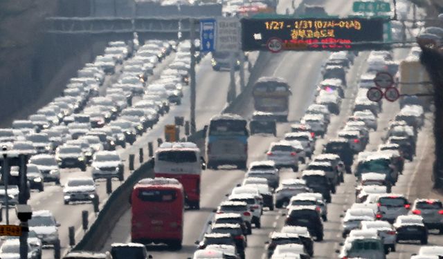 토요일인 29일 봄 날씨가 이어지는 가운데 전국 고속도로에는 나들이 차량이 몰려 혼잡이 예상된다. 사진은 지난 1월 서울 서초구 잠원IC 인근 경부고속도로 상행선(왼쪽)·하행선 방향 차량들이 일제히 서행하고 있는 모습. /사진=뉴스1