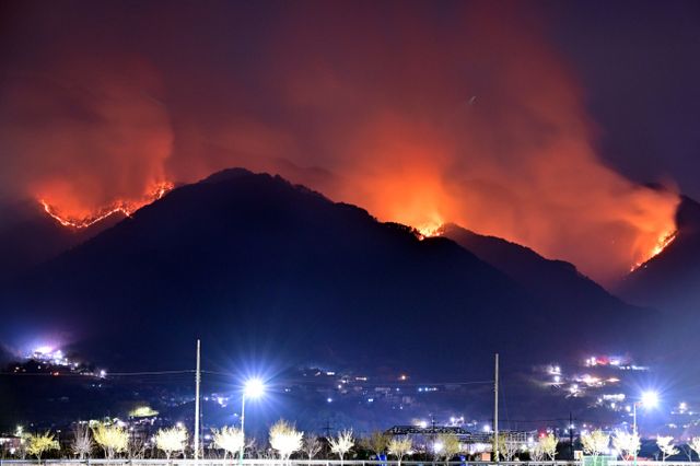 경상남도 산청·하동에서 계속되고 있는 산불로 피해 면적이 4만8239㏊에 달했고 인명 피해도 70명으로 늘었다. 사진은 지난 28일 오후 경남 산청 구곡산에서 황점마을 뒷산까지 번진 산불이 밤이 되자 더욱 선명하게 드러나고 있는 모습. /사진=뉴시스