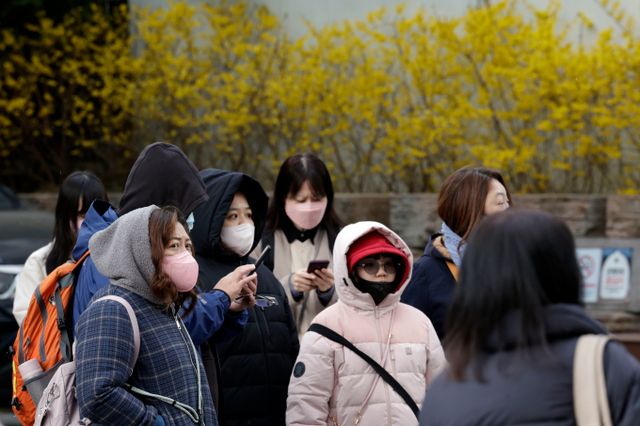 30일 전국에 강한 바람이 불고 기온까지 크게 떨어지면서 봄을 앞둔 꽃샘추위가 기승을 부릴 전망이다. 사진은 평년보다 쌀쌀한 날씨를 보이고 있는 지난 29일 서울 안국동에서 외국인들이 두터운 옷을 입고 관광하고 있는 모습. /사진=뉴시스