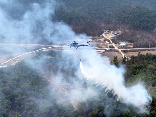 해병대 상륙기동헬기 마린온이 경북 의성 지역 산불현장에 투입되어 진화 임무를 실시하고 있다. / 사진=해병대 제공(뉴스1)