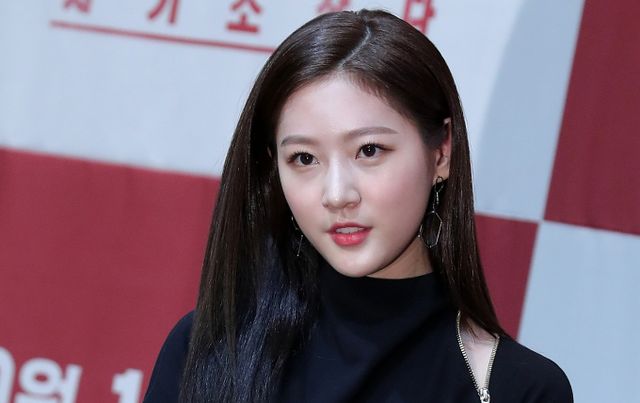 고(故) 김새론의 유족 측이 김수현과 미성년 시절 나눈 카카오톡 대화 내용을 공개한 가운데 김수현 팬들 사이에서는 해당 메시지의 조작 가능성을 제기하며 논란이 커진다. 사진은 배우 김새론이 2019년 열린 TV조선 드라마 제작발표회에 참석해 포즈를 취하는 모습. /사진=머니투데이