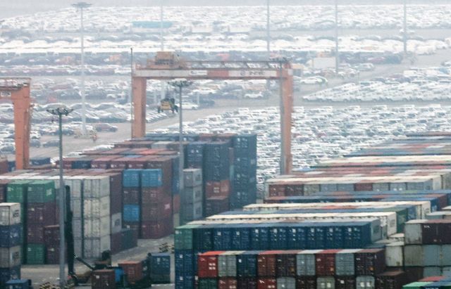 한국의 올해 경제성장률이 0%대로 떨어질 것이라는 전망이 나오면서 경기 침체 우려가 커진다. 사진은 지난 27일 경기 평택시 포승읍 평택항 수출 야적장 컨테이너 뒤로 수출용 자동차들이 세워져 있는 모습. /사진=뉴스1