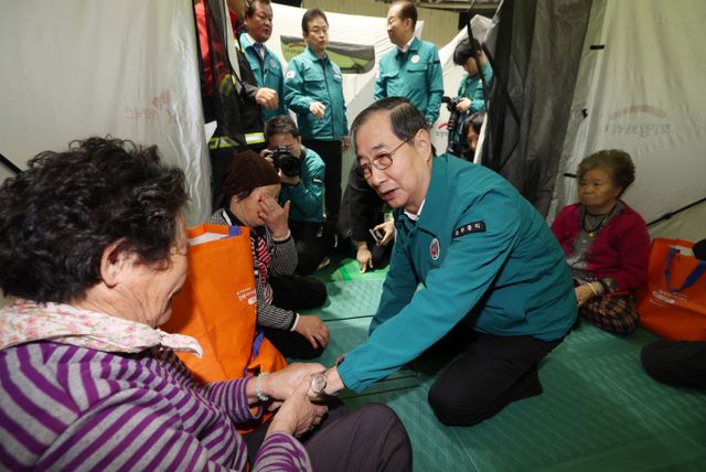 한덕수 대통령 권한대행 국무총리가 울산·경북·경남을 중심으로 확산된 대형 산불에 대해 정부 차원의 전방위 지원을 지시했다. 사진은 한덕수 대통령 권한대행 국무총리가 지난 28일 경북 안동시 안동실내체육관에 마련된 산불 주민대피소를 방문해 이재민을 위로하는 모습. /사진=뉴시스