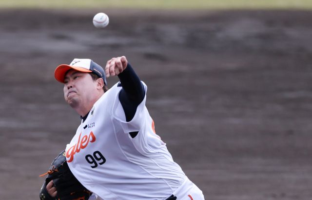 류현진 등판에도 한화 이글스가 SSG 랜더스와의 연습경기에서 패했다. 사진은 한화 류현진이 지난달 26일 일본 오키나와 고친다 야구장에서 열린 KT 위즈와 한화 이글스 연습경기에서 역투하는 모습. /사진=뉴스1