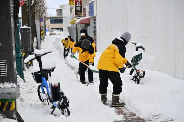 전국이 흐린 가운데 쌀쌀할 날씨가 이어진다. 밤사이 많은 눈이 내린 3일 강원 속초 일대에서 시청 직원들이 제설 작업을 하고 있는 모습. /사진=뉴스1(속초시 제공)