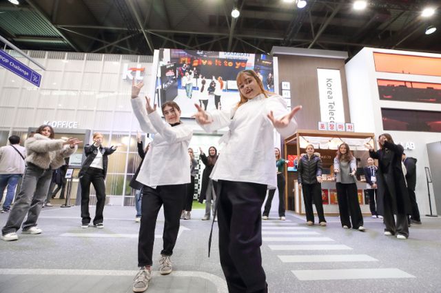 KT 전시관 K-팝 댄스 챌린지(K-POP Dance Challenge)에서 댄서들이 K-팝 춤을 추고 있다. /사진=KT