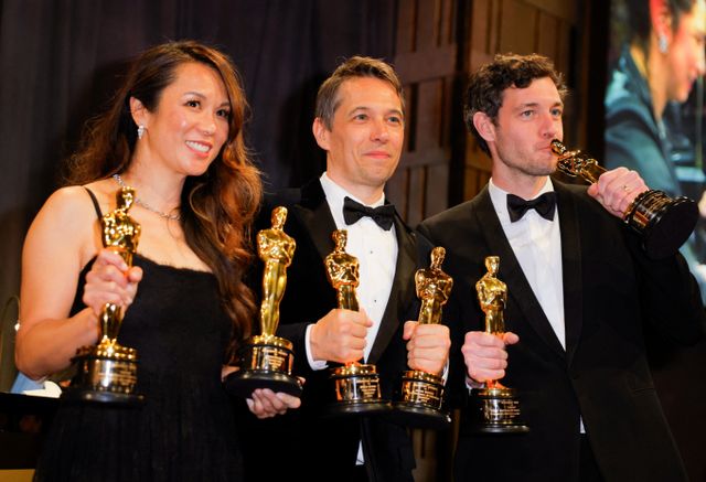 지난 2일(현지시각) 숀 베이커 감독과 프로듀서 알렉스 코코, 사만다 콴이 미국 캘리포니아주 로스앤젤레스 할리우드에서 열린 제97회 아카데미 시상식 후 오스카 시상식 후 거버너스 볼에서 영화 '아노라'로 오스카상을 받고 포즈를 취했다. /사진=로이터