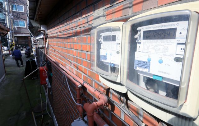 전기 요금이 급등하면서 제조업 기업들이 한국전력이 아닌 새로운 방식으로 전기를 조달할 의시가 있는 것으로 조사됐다. 사진은 서울 동대문구 신당동의 주택가에 설치된 전력량계가 돌아가는 모습./사진=뉴스1