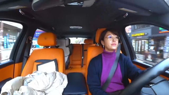 배우 황정음이 슈퍼카 할부금을 갚고 있다고 밝혀 놀라움을 자아낸다. /사진='솔로라서' 제공