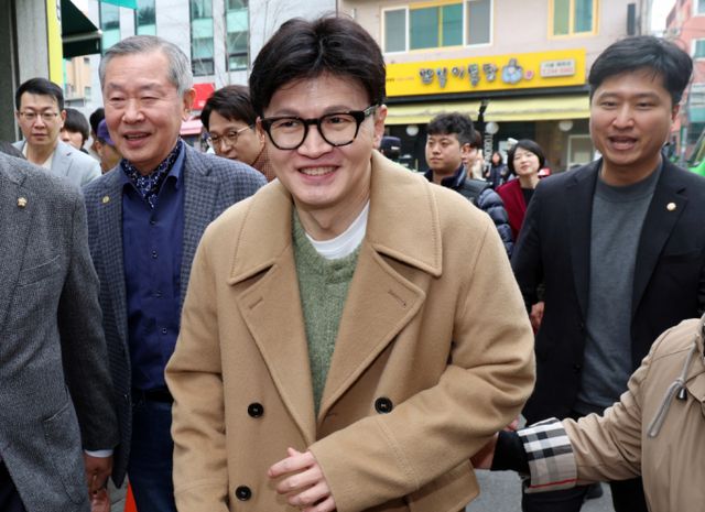 한동훈 전 국민의힘 대표가 본격적인 정치 행보에 나선다. 사진은 지난 2일 서울 대학로에서 제2연평해전을 다룬 공연 '바다는 비에 젖지 않는다'를 관람하러온 한동훈 전 국민의힘 대표의 모습. /사진=뉴시스(공동취재단) /사진=