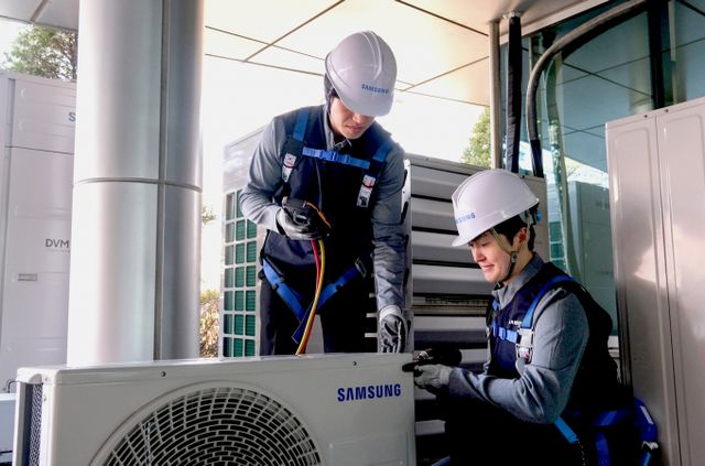 삼성전자서비스 엔지니어가 에어컨 사전점검 서비스를 제공하고 있다. /사진=삼성전자 제공