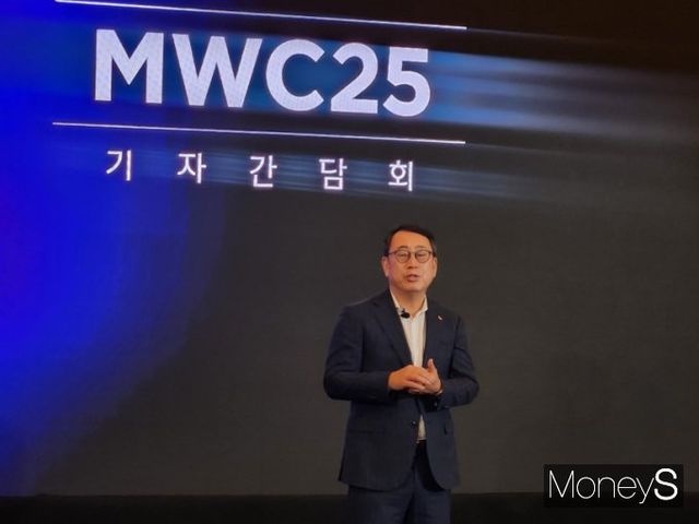 유영상 대표가 지난 2일(현지시각) 세계 최대 이동통신 박람회 'MWC2025'에서 AI 청사진을 밝히고 있다. /사진=SK텔레콤