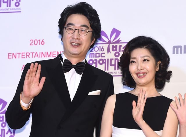 여에스더가 남편 홍혜걸의 망언을 폭로했다. 사진은 서울 상암동 MBC 공개홀에서 열린 '2016 MBC 방송연예대상' 레드카펫 행사에 참석한 홍혜걸과 여에스더. /사진=뉴스1