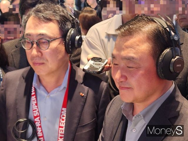 유영상 SK텔레콤 대표(왼쪽)가 3일 세계 최대 이동통신 박람회 'MWC2025' 삼성전자 부스를 방문해 노태문 삼성전자 사장과 만났다. /사진=양진원 기자