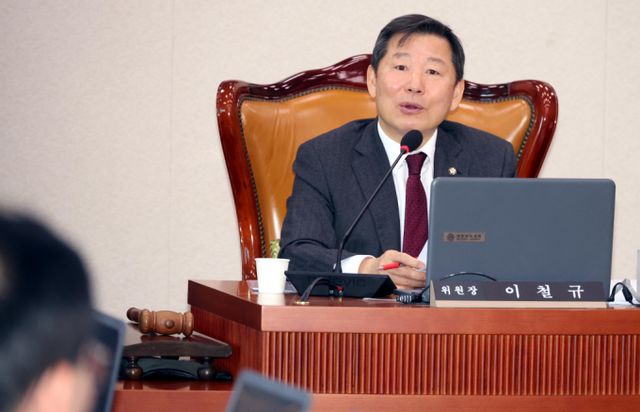 이철규 국민의힘 의원이 '마약류관리법상 대마 수수 미수' 혐의로 경찰 수사를 받는 아들에 대해 "불미스러운 일에 연루돼 심히 송구스럽다"며 뒤늦게 고개를 숙였다. 사진은 지난달 서울 여의도 국회에서 열린 산업통상자원중소벤처기업위원회 전체회의에 참석한 이철규 국회 산자위 위원장. /사진=뉴시스