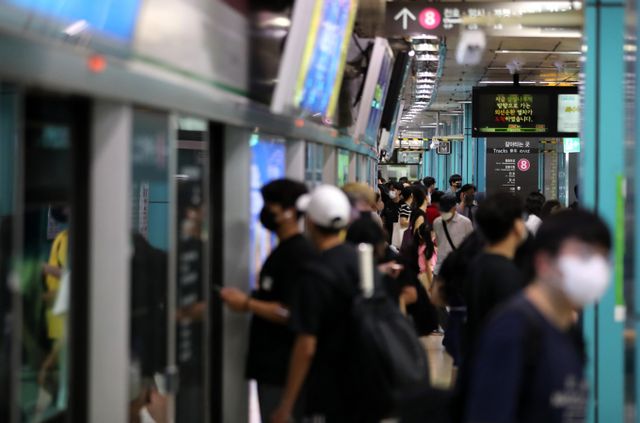 대중교통 이용 금액 중 일정 비율을 환급해주는 교통카드 K-패스가 사업 출시 10개월 만에 이용자 300만명을 넘겼다. 사진은 지난 2022년 8월 서울 송파구 잠실역을 이용하는 시민. /사진=뉴스1