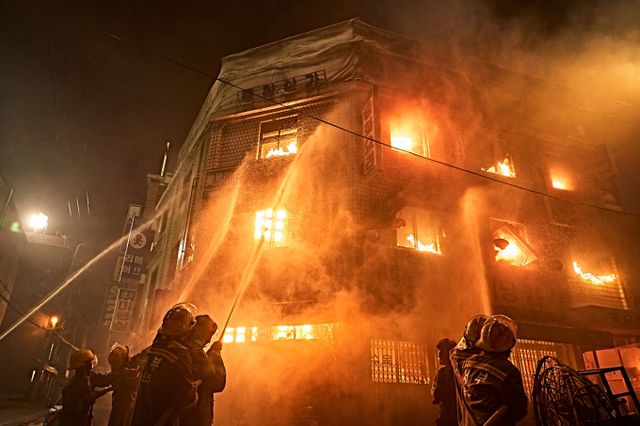 서울시 서대문구 홍제동 다가구주택 화재 사고는 집주인 아들의 방화로 시작됐다. 사진은 홍제동 다가구주택 화재로 순직한 구조대원들을 모티브로 제작된 영화 '소방관' 스틸컷. /사진=영화 '소방관' 스틸컷