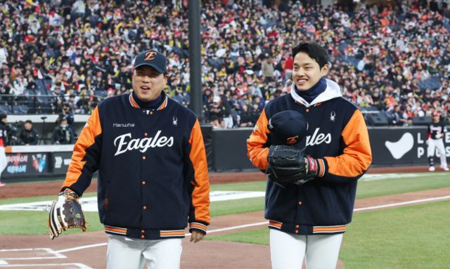 한화 이글스의 류현진이 대전 신구장에서 처음 등판한 경기에서 홈런 한 방을 맞고 승리투수 요건을 놓쳤다. 사진은 지난 28일 대전 한화생명볼파크에서 열린 '2025 신한 SOL 뱅크 KBO리그' 한화 이글스와 기아 타이거즈 경기에 앞서 한화 레전드 송진우, 장종훈, 정민철, 김태균의 시구를 마친 류현진과 문동주가 밝은 표정으로 복귀하는 모습. /사진=뉴스1