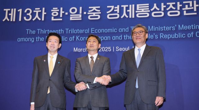 안덕근 산업통상자원부 장관(가운데)이 30일 오전 서울 중구 대한상공회의소에서 열린 제13차 한·일·중 경제통상장관회의에서 무토 요지 일본 경제산업성 대신(왼쪽), 왕 원타오 중국 상무부 부장과 기념 촬영을 하고 있다./사진=뉴스1