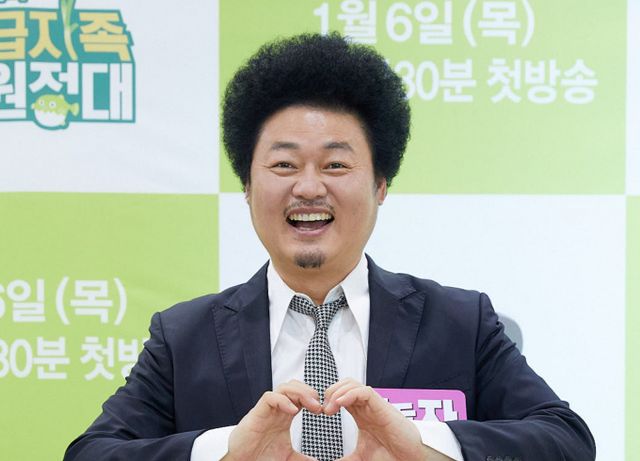 경북 의성에서 시작된 산불이 안동·청송·영양·영덕 등으로 확산되며 역대 최악의 인명·재산피해를 기록중인 가운데 방송인 윤택이 이로 인해 피해를 입은 자연인들을 걱정했다.사진은 지난 2022년 IHQ 예능프로그램 '자급자족원정대' 제작발표회에 참석한 방송인 윤택. /사진=IHQ 제공