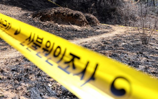 경북 '괴물산불'을 수사하는 경찰이 이번주 중 합동 감식을 진행한다. 사진은 30일 경북 산불 최초 발화 추정 지점인 의성군 괴산리 야산 묘지에 폴리스라인이 설치된 모습. /사진=뉴시스