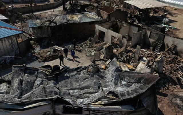 경남 산청·하동 산불이 30일 오후 1시 주불이 진화됐다. 사진은 30일 경북 안동시 일직면 국곡리에서 산불 피해 주민들이 전소된 집을 살펴보는 모습. /사진=뉴시스