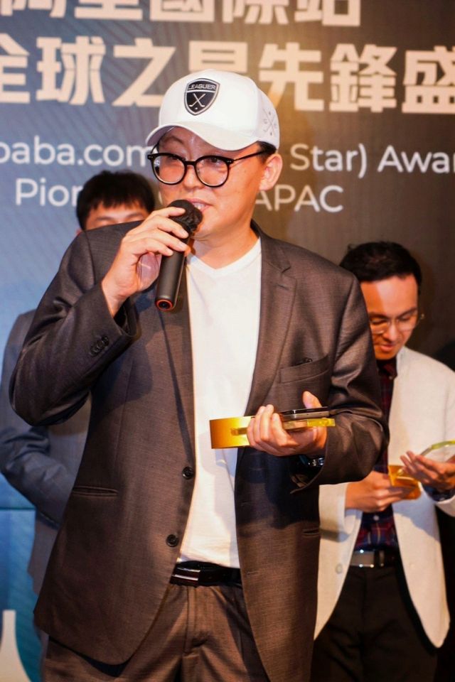 판다코리아닷컴은 알리바바닷컴을 통해 발굴한 상품을 해외 시장에 소개하면서 수출 성과를 높여가고 있다.사진은 '알리바바닷컴 글로벌 스타 공식 강사'로 임명된 황재만 판다코리아닷컴 대표 의 모습. /사진=알리바바닷컴 제공