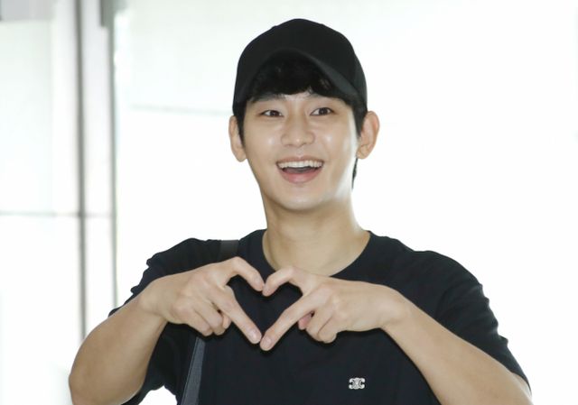 배우 김수현이 해외 일정을 위해 20일 오전 김포국제공항에 도착해 일본으로 출국하기 전 인사를 하고 있다./사진=뉴스1 /사진=(김포공항=뉴스1) 권현진 기자