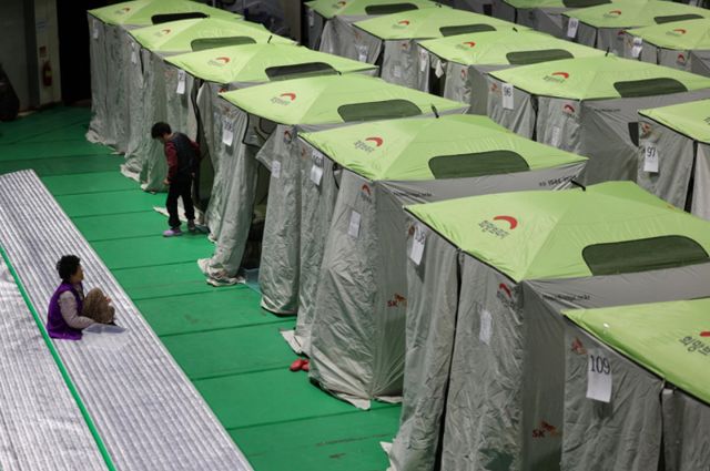 경남 산청·하동에서 발생한 대형 산불이 발화 열흘 만인 30일 주불을 잡으면서 이재민들도 속속 집에 돌아가고 있다. 산불 피해 이재민들이 30일 오전 경북 안동시 안동체육관에 마련된 대피소에서 생활을 이어가는 모습. /사진=뉴시스 