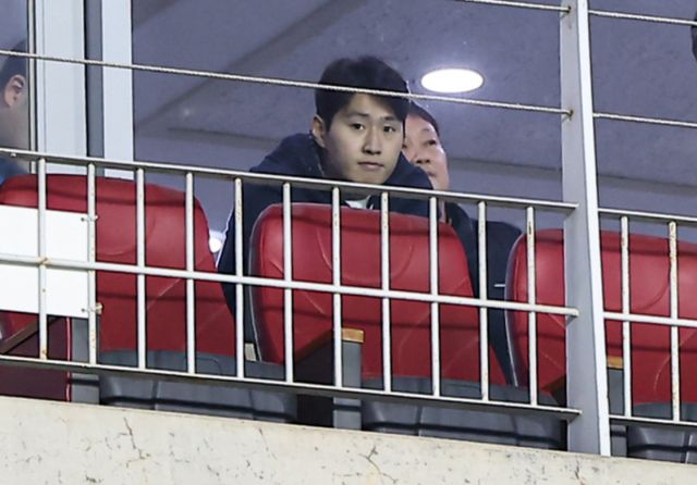 축구 국가대표 이강인이 부상으로 결장한 가운데 프랑스 프로축구 리그앙 파리 생제르맹이 우승에 한 걸음 더 다가섰다. 사진은 이강인이 지난 25일 오후 경기 수원월드컵경기장에서 열린 2026 국제축구연맹(FIFA) 북중미 월드컵 아시아 3차 예선 B조 8차전 대한민국과 요르단의 경기에 방문해 그라운드를 지켜보고 있는 모습. /사진=뉴스1