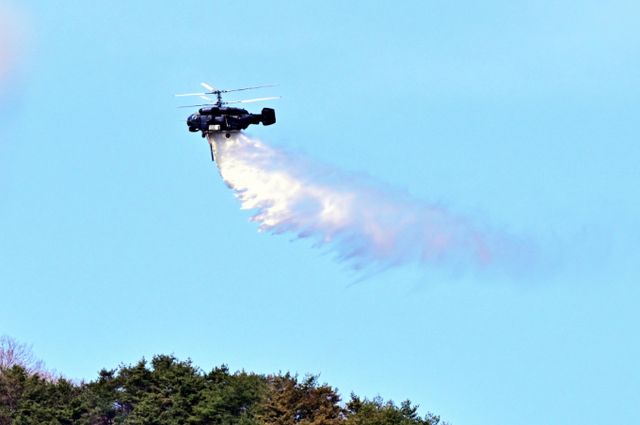 경남 산청 산불 발생 10일째로 접어든 30일 오전 산불진화헬기가 시천면 구곡산 일원에서 진화작업을 펼치고 있다./사진=뉴시스 /사진=차용현