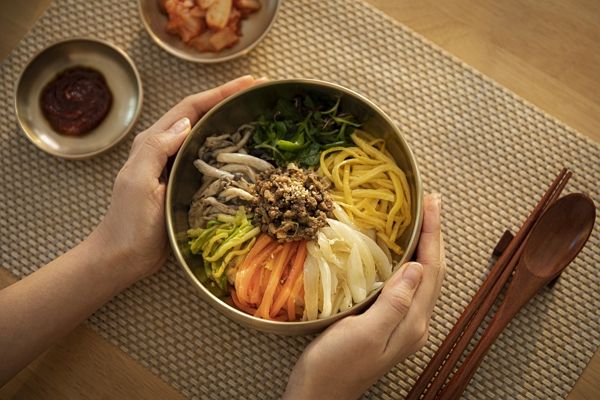 배달 비빔밥을 먹고 뇌졸중 증상이 나타났다고 항의한 손님 때문에 골머리를 앓는 식당 사장의 사연이 전해졌다. 사진은 기사와 직접적인 관련이 없음. /사진=이미지투데이