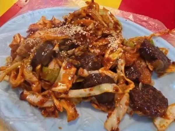 제주 전농로에서 열린 벚꽃축제를 찾았다가 노점 음식 양에 실망했다는 누리꾼 사연이 전해졌다. 사진은 제주 전농로에서 열린 벚꽃축제를 찾은 한 누리꾼이 고발한 노점에서 주문한 2만5000원짜리 순대볶음의 모습. /사진=스레드 캡처