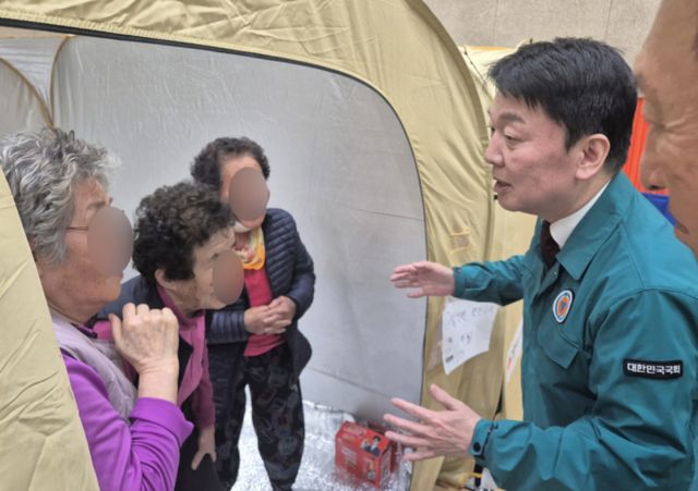 안철수 국민의힘 의원이 더불어민주당 소속 초선 의원에 대해 의견을 냈다. 사진은 안철수 국민의힘 의원이 지난 27일 산불 피해가 발생한 경북 안동 이재민 대피소(안동 체육관)을 찾아 주민들을 위로하고 있는 모습. /사진=안철수 의원실 제공