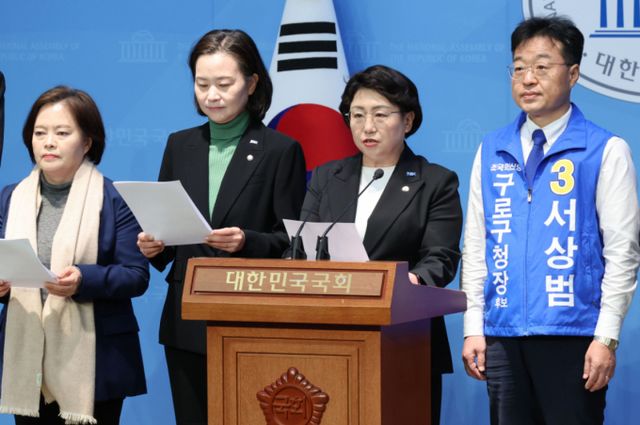 조국혁신당이 30일 윤석열 대통령 탄핵심판 중인 헌법재판관들을 상대로 전국민 위자료 청구 집단소송을 추진하겠다고 했다. 사진은 김선민 조국혁신당 당대표 권한대행이 30일 오전 서울 여의도 국회 소통관에서 열린 기자회견에서 발언하고 있는 모습. /사진=뉴시스