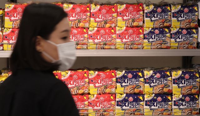 최근 식음료 업계가 원재료 가격 상승과 고환율 압박을 견디지 못하고 잇따라 가격 인상에 나서고 있다./사진=뉴스1 /사진=(서울=뉴스1) 김성진 기자