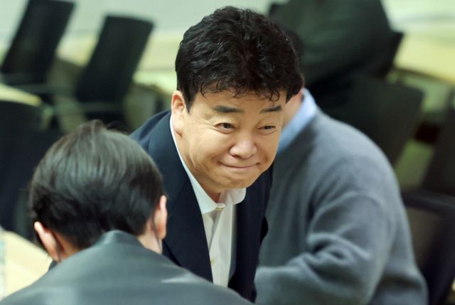 더본코리아 직원들이 경북 안동의 산불 피해 현장에서 무료 급식소를 운영한다. 사진은 백종원 더본코리아 대표가 지난 28일 서울 서초구 스페이스쉐어 강남역센터에서 열린 정기 주주총회에서 참석해 주주들과 인사를 나누는 모습. /사진=뉴스1