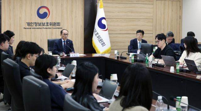 개인정보보호위원회가 해외사업자들의 '개인정보 처리방침' 수준 향상을 위해 의견을 수렴했다. 사진은 고학수 개인정보보호위원회 위원장이 지난 27일 서울 종로구 정부서울청사에서 개인정보위원회 출입기자단 정례 브리핑을 하는 모습. /사진=뉴스1