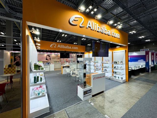 글로벌 B2B 무역 플랫폼 가운데 확고한 선두를 달리고 있는 알리바바닷컴은 현재 전 세계 190여개국에 서비스를 제공하며 20개 언어를 지원한다.사진은 중소 K뷰티 기업을 지원하기 위해 도쿄 코스메 위크에 마련된 알리바바닷컴 부스의 모습. /사진=알리바바닷컴 제공